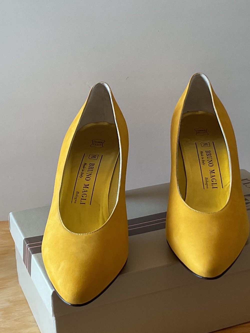 BRUNO MAGLI SUEDE PUMPS yellow 9.5 AA - Picture 3 of 6